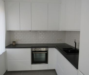 Vernieuwd appartement in klein gebouw zonder lift en lage lasten - Photo 3