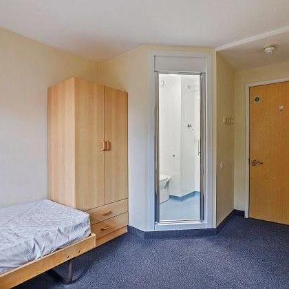 1 bedroom in a flat share to rent - Photo 1