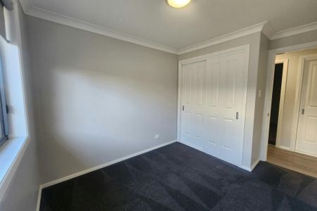 Beautiful 4-Bedroom Family Home with Outdoor Entertaining Area in a Great Neighbourhood! - Photo 4
