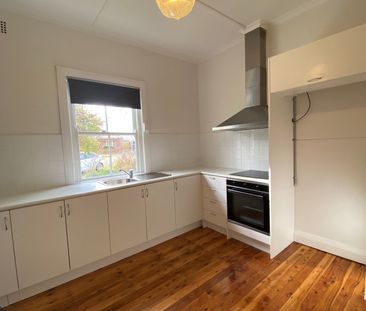 Three Bedroom Modern Home - Photo 5