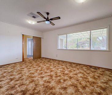 Comfortable Family Living on Ashton Street - Photo 4