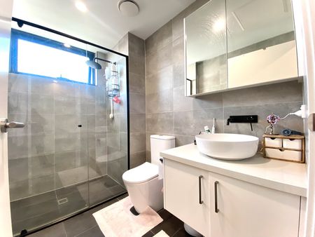 STUNNING APARTMENT IN GREAT LOCATION! - Photo 5