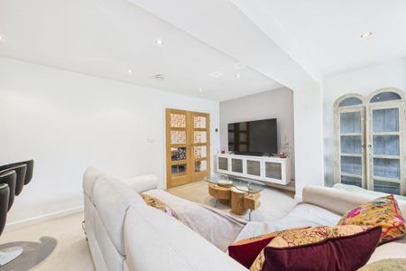 4 bedroom end of terrace house to rent - Photo 3