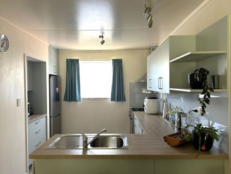 Cute Two Bedroom Unit Close to the Hospital - Photo 4