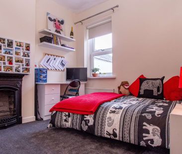 An architecturally designed, spacious six bed property. - Photo 3