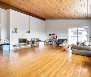 A BEAUTIFUL SPACIOUS HOME IN CAPE HORN, COQUITLAM - Photo 1