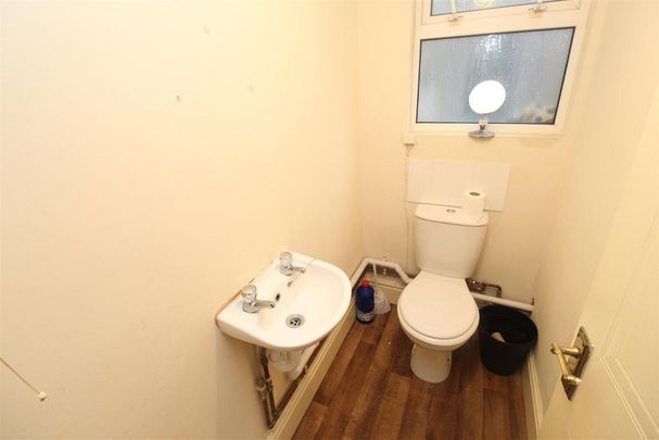 4 bedroom flat to rent - Photo 1