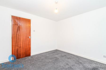 References Pending - 2 bed Flat - Photo 5