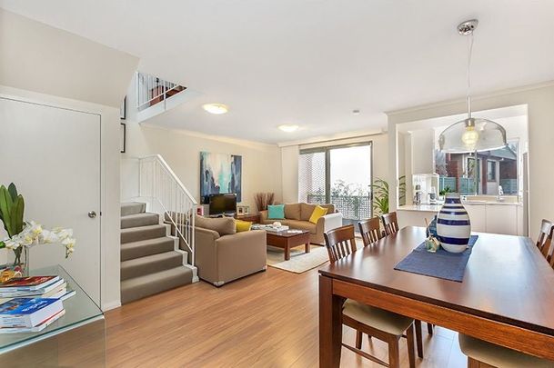 Townhouse Style One Bedroom in Whisper Quiet Street + Secure Parking - Photo 1