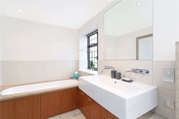 A two bedroom apartment offering open-plan living on a popular stretch of the Kings Road in Chelsea. - Photo 1