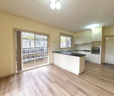 Light-Filled Townhouse in a Highly Sought-After Chadstone Pocket - Photo 6