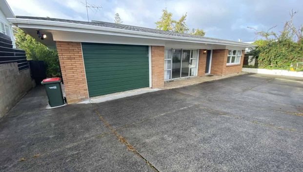 Stunning Home in Bucklands Beach!! - Photo 1