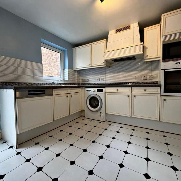 4 bedroom terraced house to rent - Photo 1