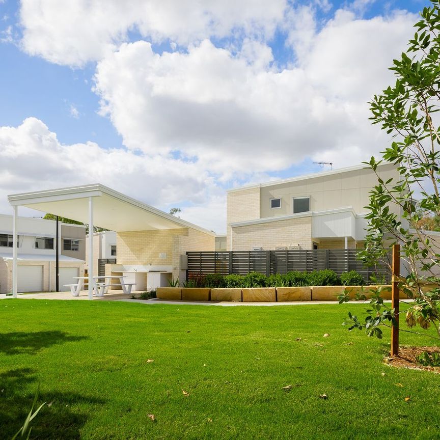 NEAR NEW LUXURY 3 BEDROOM TOWNHOUSE WITH DUCTED AIR CONDITIONING - Photo 1