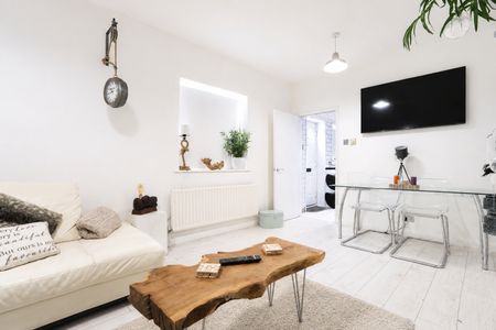1 bedroom Maisonette in Ash Road, Aldershot - Photo 2