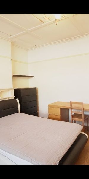 Room in a Shared House, Galpins Road, CR7 - Photo 1