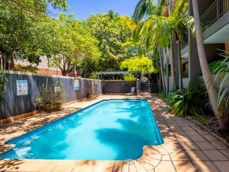 Chic executive living, convenient lifestyle setting - Photo 4