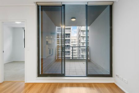 Chic and Contemporary One Bedroom + Study - Photo 4