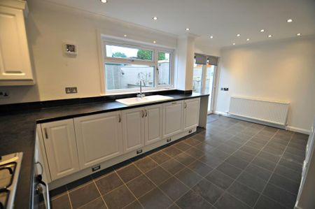 3 bedroom end of terrace house to rent - Photo 5