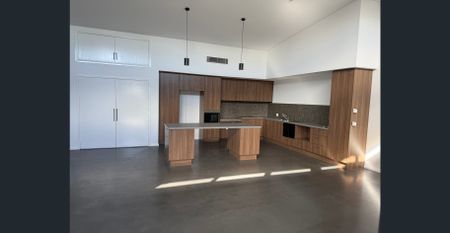 PRIME LOCATION! - Photo 4