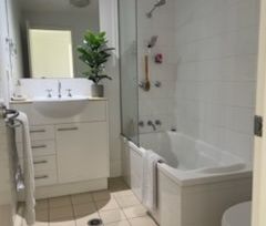Central 2 bedroom 2 bathroom apartment available now in Varsity Lakes - Photo 4
