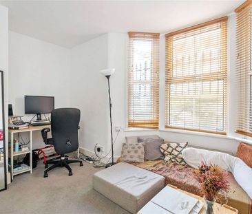 A good size one bedroom in a red brick mansion block with a private... - Photo 1