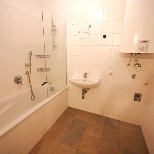 Direkt im Zentrum - 2 Zimmer Wohnung mit großem begehbaren Schrank für Singles oder Pärchen - Photo 1