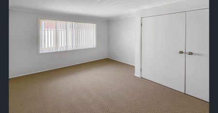 Freshly painted and newly carpeted 4 bedroom home - Photo 5