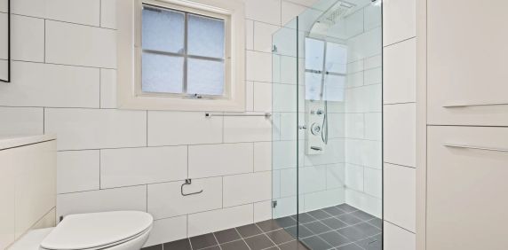 ENORMOUS TRI-LEVEL HOME WITH CITY VIEWS - Photo 2