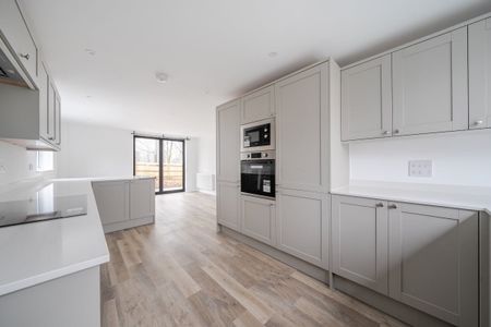 4 bedroom detached house to rent - Photo 3