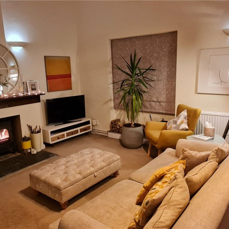 A detached, character cottage in this edge of village location just close to Oxford and positioned in the charming village of Wytham. - Photo 1