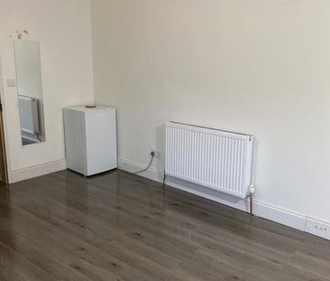 Studio Flat, Athelstan Road, SO19 - Photo 1