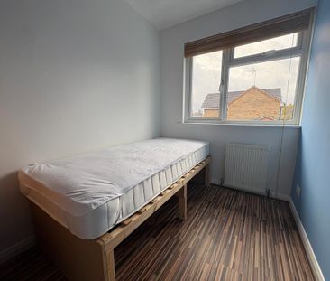 3 bedroom end of terrace house to rent - Photo 4