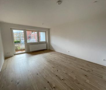 Teilsanierte 2-Zimmer-Wohnung mit neuem Laminatboden in ruhiger Woh... - Photo 1