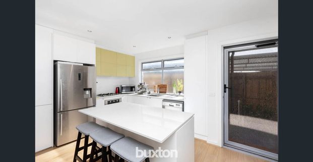 Two bedroom private townhouse with courtyard, 2 minutes walk from beach - Photo 1