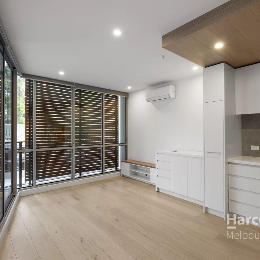 Stylish Modern Apartment Moments from North Melbourne Station - Photo 1