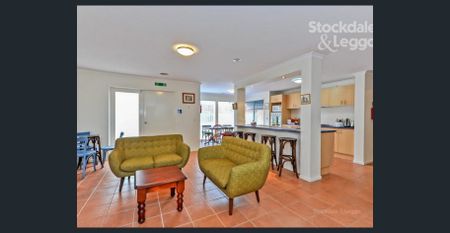 TWO ROOMS AVAILABLE - GARAGE AVAILABLE - BILLS INCL! - Photo 2