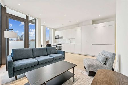 A spacious two bed apartment located in the heart of Waterloo. - Photo 2