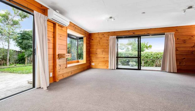 Warm Family Home in Bayview!! - Photo 1