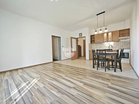 Nabízíme k pronájmu zděný byt 2+kk s prostorným balkónem v Jihlavě, ulice Zátopkova - Fotografie 4