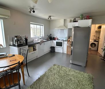 Lovely 3-Bedroom Home in Blockhouse Bay - Prime Location! - Photo 3