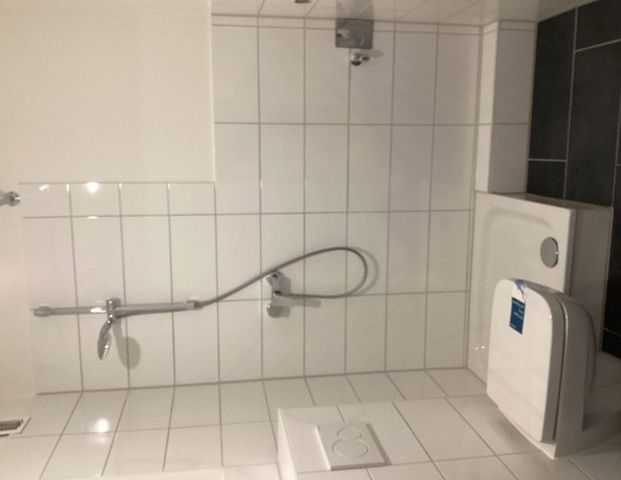 Stop! Sanierte 2-Zimmer-Wohnung mit Balkon und einem Aufzug, sofort anmietbar! - Foto 1