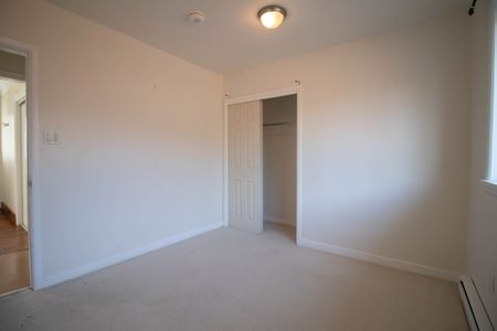 **CHARMING** 3 BEDROOM MAIN UNIT IN CENTRAL WELLAND - Photo 3