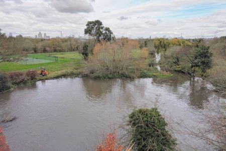 Gresham Park Road, Woking - 4 bedrooms Property for lettings - Seymours - Photo 3