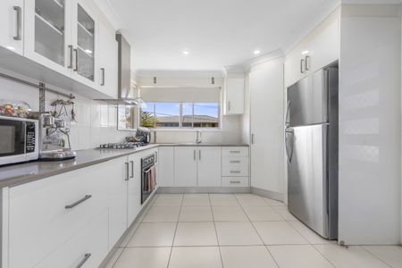 Spacious lounge and Gas cooking! - Photo 2