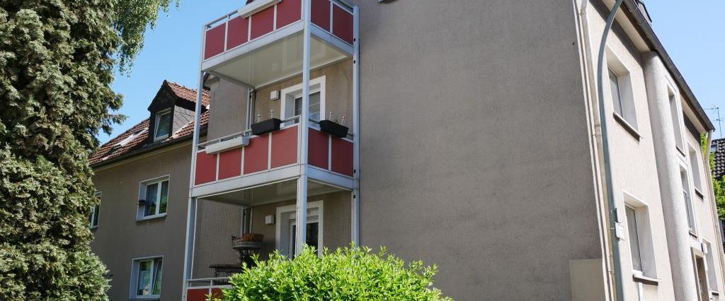 Moderne Dachgeschosswohnung mit Balkon - Foto 1