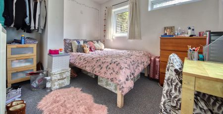 4 bedroom semi-detached house to rent - Photo 4