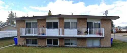 Pet Friendly Townhouse in Olds! - Photo 1