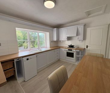 A charming 3 bedroom penthouse apartment in the prestigious Wentwor... - Photo 6