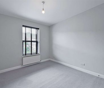 Stunning Four-Bedroom Family Home in the Heart of Bishopston. - Photo 2